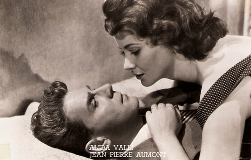 Alida Valli and Jean-Pierre Aumont in Ultimo incontro (1951)