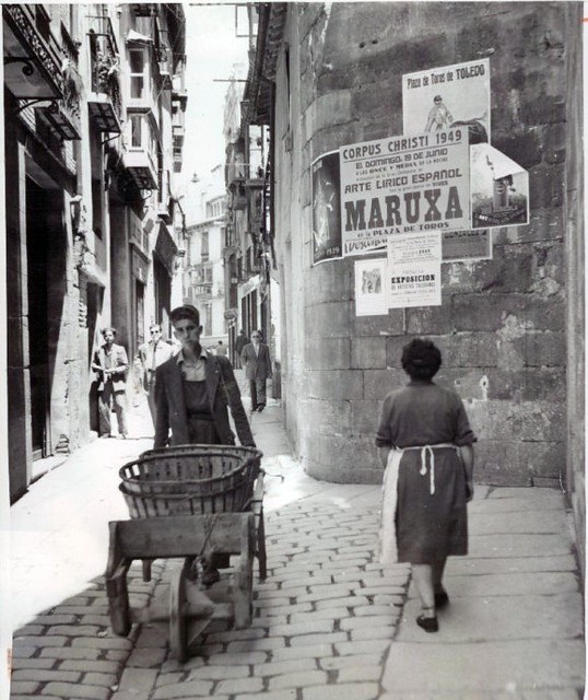Federico Martín Bahamontes empujando un carro de fruta el día 2 de septiembre de 1949 en la calle Hombre de Palo de Toledo. Acme Photo