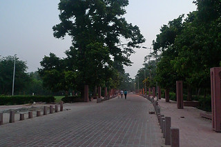Agra - Taj Mahal walking to the entrance