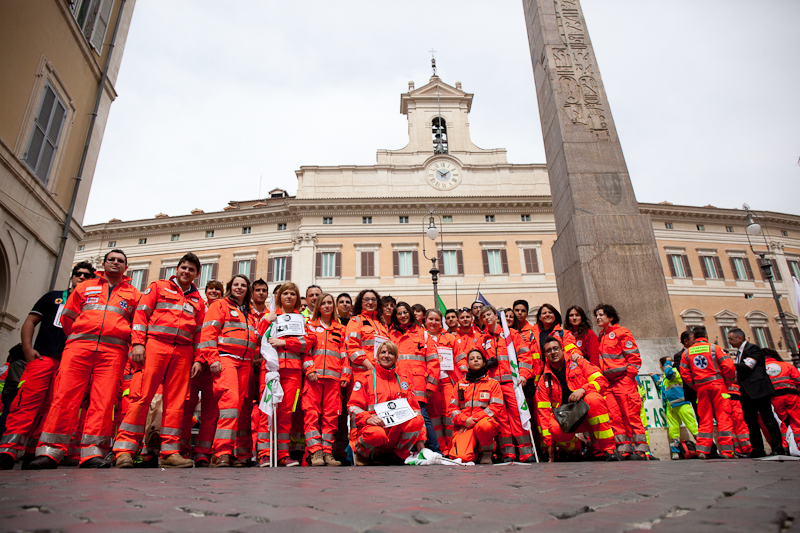Fermi tutti: volontari e ambulanze a Montecitorio