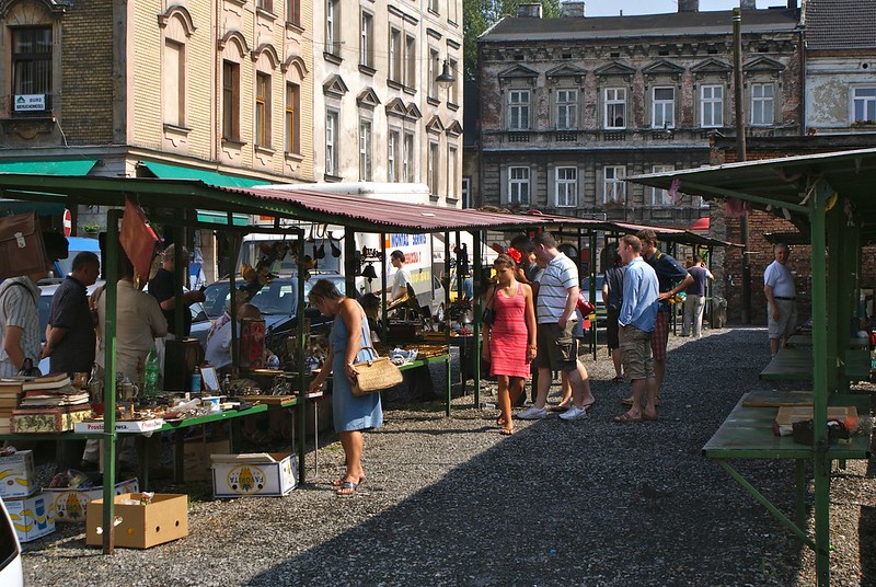Marché aux puces / marché d'antiquités à Kazimierz, Cracovie.