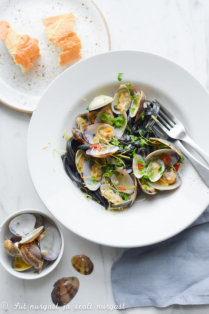 veenuskarbid musta pastaga (clams, vongole)