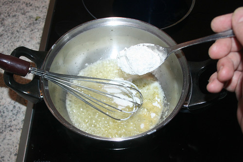 59 - Mehl einrühren / Stir in flour