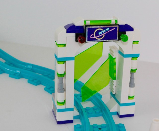 Zoom ind Rubin Dangle LEGO 41130 Amusement Park Roller Coaster review | Brickset