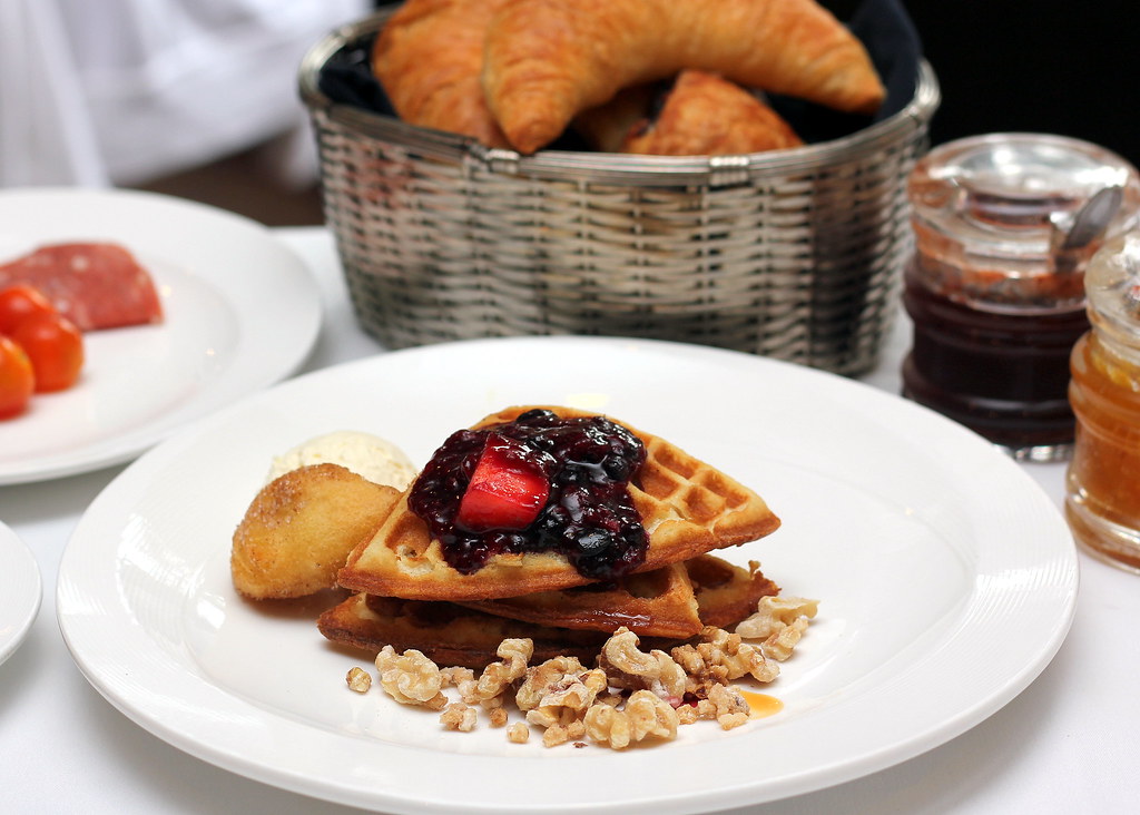 cameron-highlands-resort-dining-room-waffles-breakfast