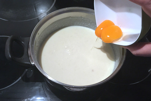 53 - Eigelb hinzugeben / Add yolk
