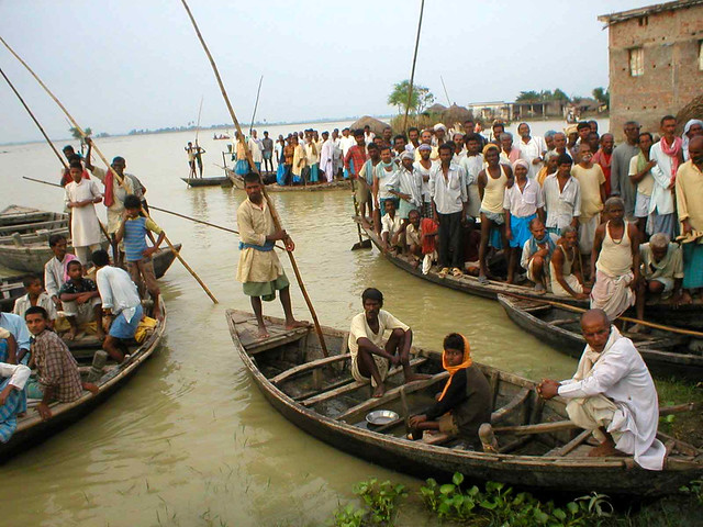 बिहार में बाढ़ से बेघर लोग