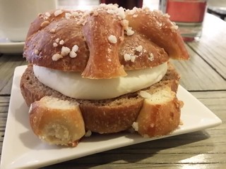 Pan de Muerto com recheio de nata.