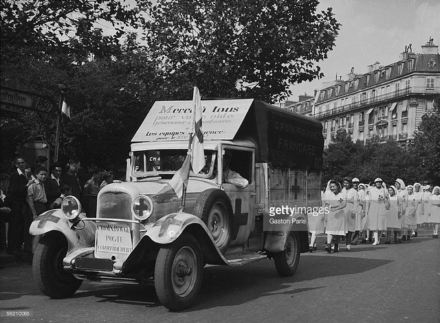 war-19391945-liberation-of-paris-van-and-nurses-of-the-red-c