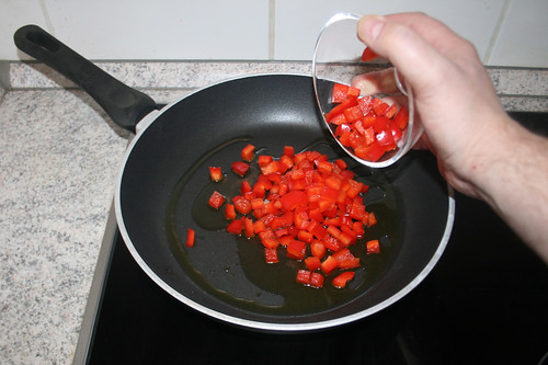 22 - Gewürfelte Paprika in Pfanne geben / Put diced bell pepper in pan