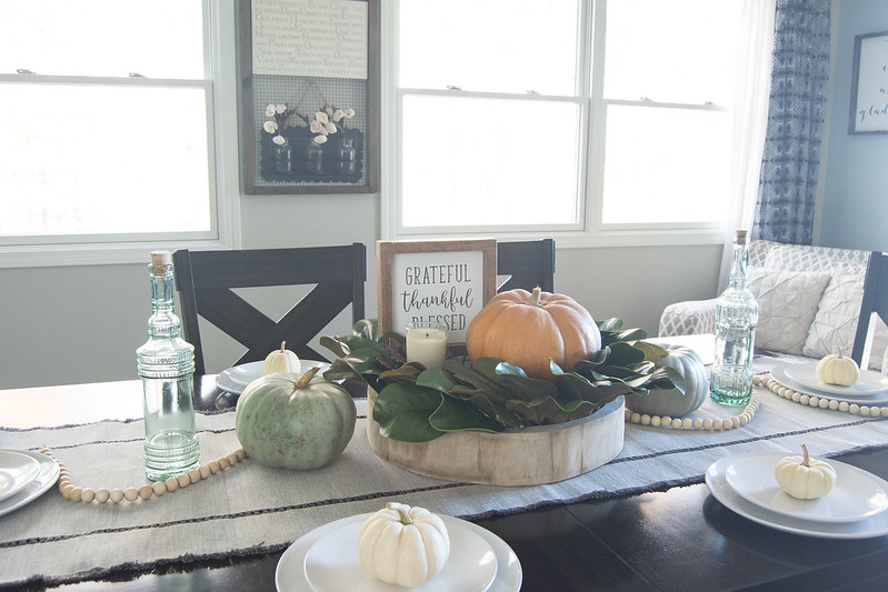 Are you planning to host for Thanksgiving? Here are simple table setting ideas for a nature inspired harvest tablescape. 