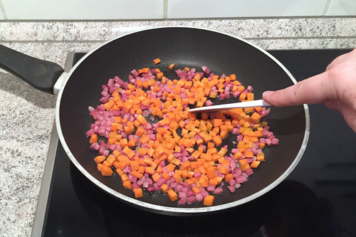 34 - Möhrenwürfel anbraten / Fry carrot dices