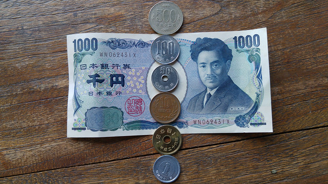 Japanese 1000 yen note 500 100 50 10 5 1 yen coins.jpg