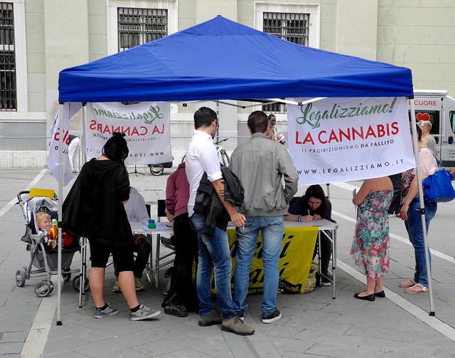 Cannabis Legale - Raccolta firme in via delle Torri