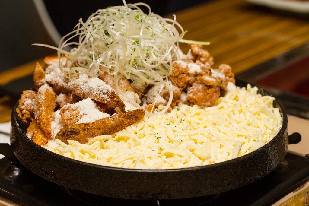 CHEESY Korean Food: Snow Cheese Chicken Bumbuk