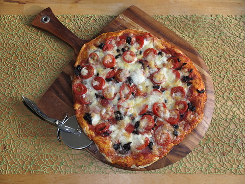 Pizza mit Eichsfelder Stracke, Tomaten, Oliven und Mozzarella (ganz)
