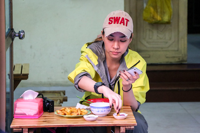 Fashionable woman eating light meal, Hanoi old city, Vietnam ハノイ旧市街、お食事中のキレイなお姉さん