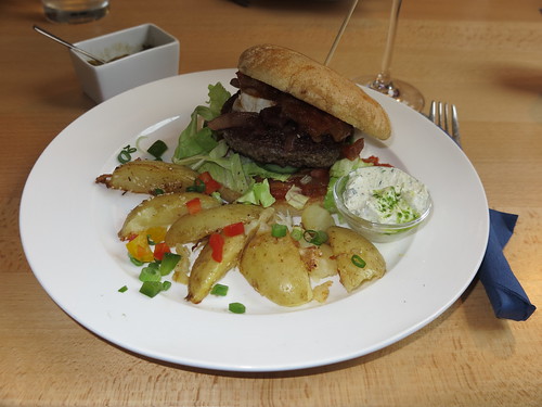 Rindfleischburger mit Portweinzwiebeln und Camembert, dazu Sesamkartoffeln & Chili-Relish (im Bistro “unter Kollegen” in Osnabrück)