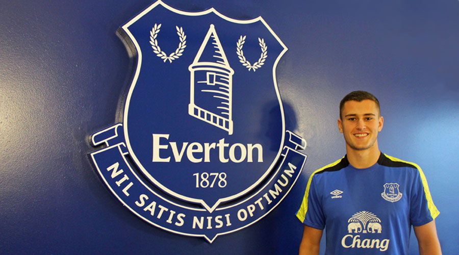 Chris Renshaw signs for Everton