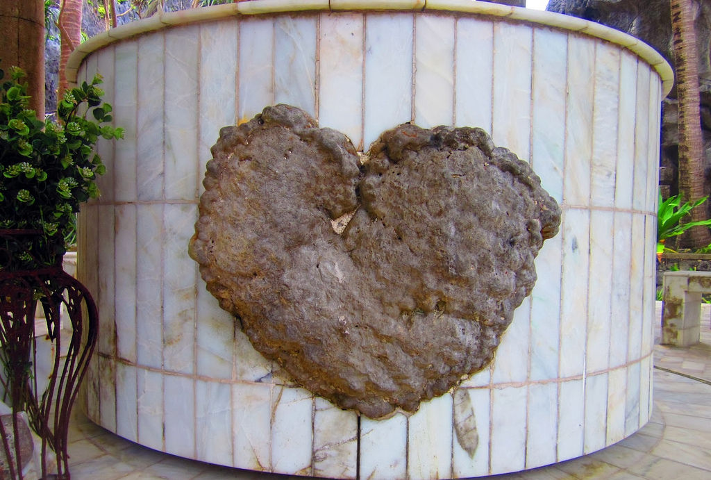 El Nido Matinloc Heart Stone - Copyright Travelosio