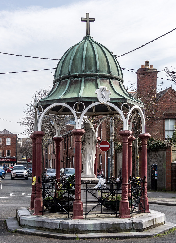 1929 RELIGIOUS SHRINE AT THE JUNCTION OF REGINALD STREET AND GRAY STREET IN THE COOMBE AREA OF DUBLIN REF-103431