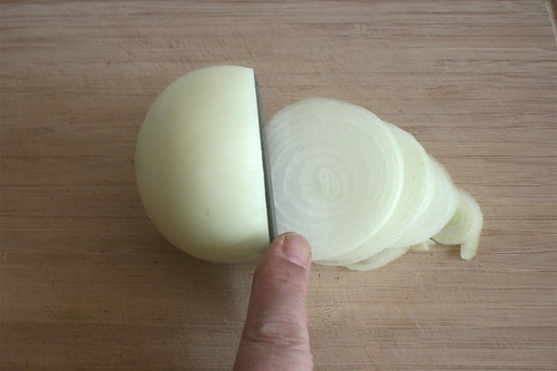 10 - Zwiebel in Ringe schneiden / Cut onion in rings