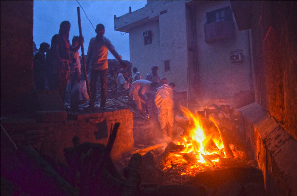 Cremation in the streets of Harishchandra Ghat
