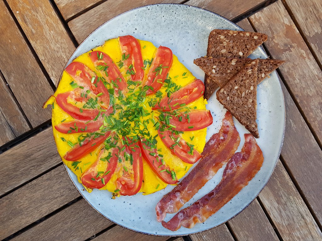 Recipe for Homemade Tomato and Chives Omelet