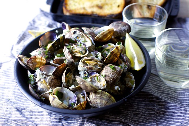 steamed clams with wine, garlic and butter