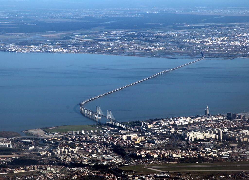 Самая длинная европы. Мост ВАСКО да Гама Португалия. Лиссабон река Тежу мост ВАСКО да Гама. Мост ВАСКО да Гама (река Тежу). Самый длинный мост в Европе ВАСКО да Гама.