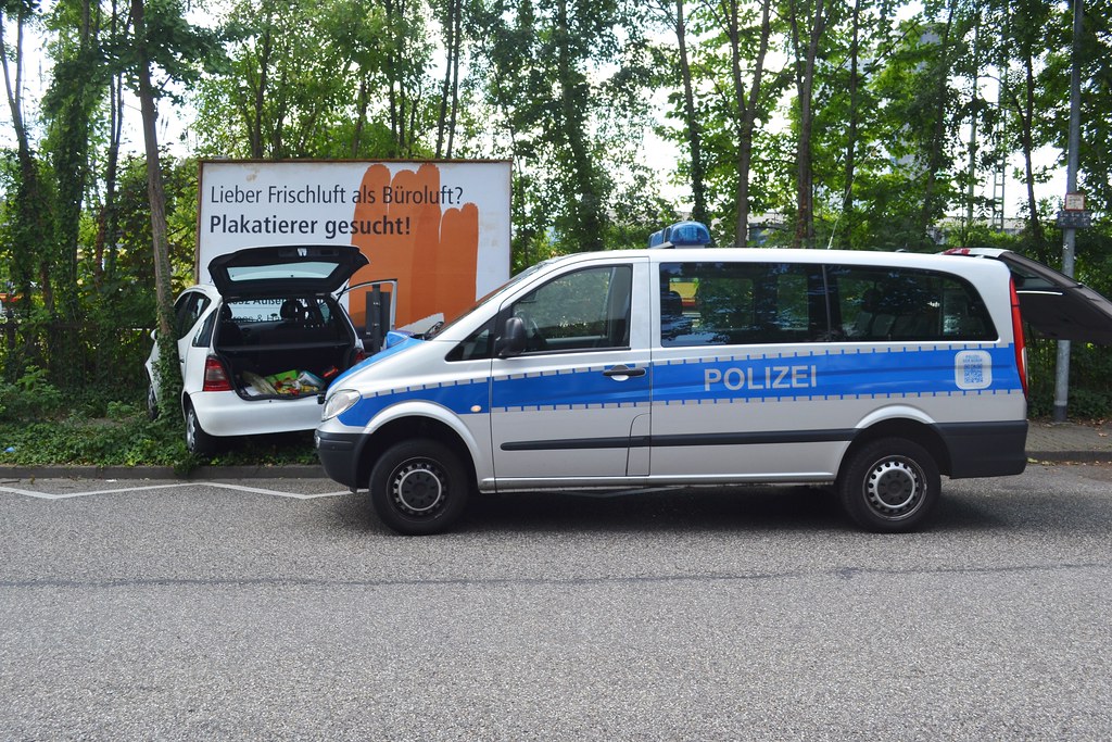 Pforzheim: Fahrer erldiedet medizinischen Notfall - Auto rammt Werbeplakat - 07.08.2016