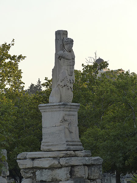 une grande statue de l'agora antique