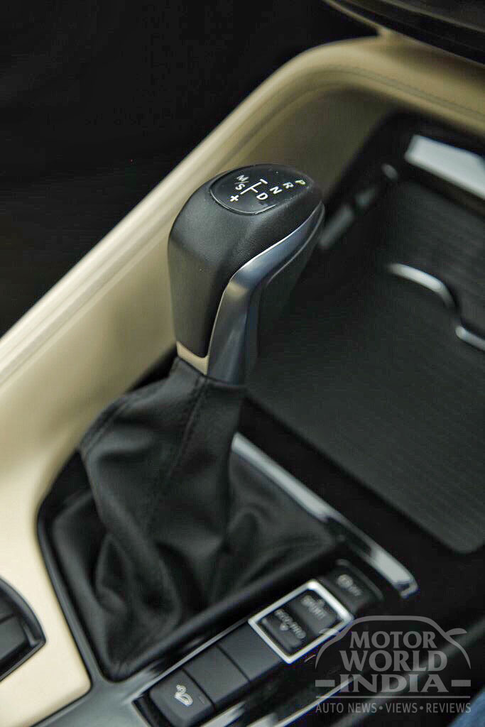 2016-BMW-X1-Interior-Gear-Lever