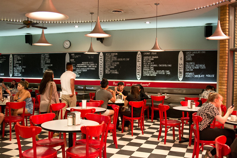50s diner vibe at Baked Expectations, Winnipeg, Manitoba | packmeto.com