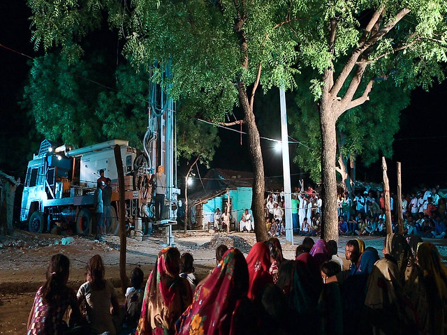 कालीचाट फिल्म में नलकूप खोदने का दृश्य