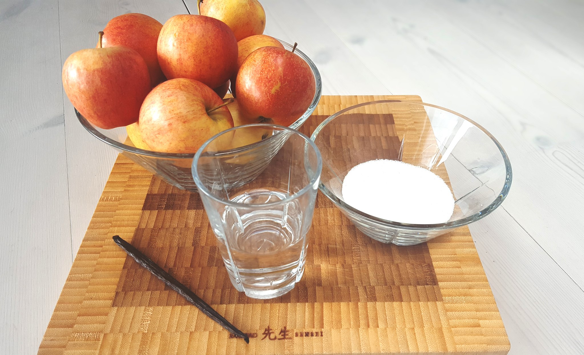 Recipe for Traditional Danish Applesauce (Æblegrød)