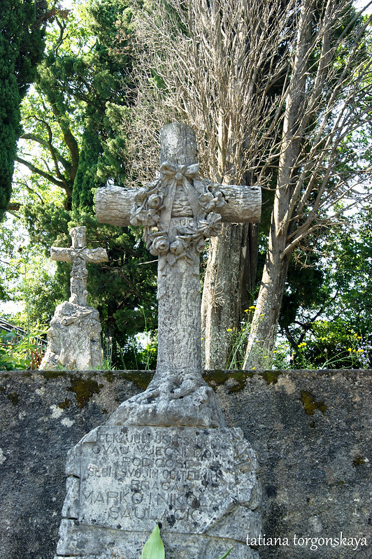 Старые надгробные кресты