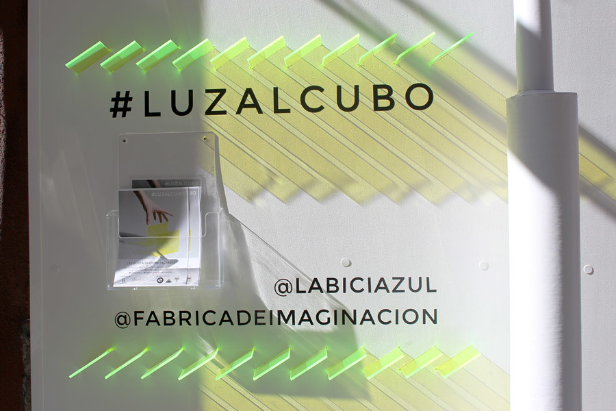 Luzalcubo. Instalación de metacrilato Decoracción 2016 de Fábrica de Imaginación y La bici azul