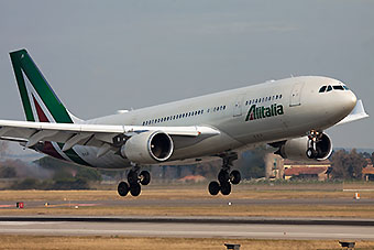 Alitalia A330-200 landing (Alitalia)